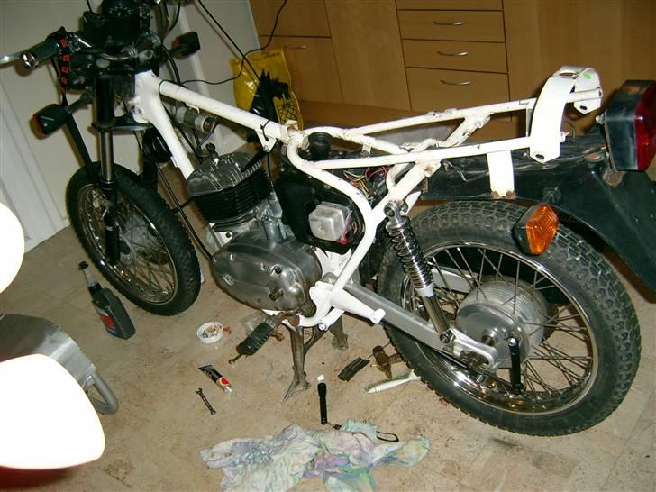 CZ 180 - Det kræver kærestens tålmodighed og lave mc i køkkenet... billede 4