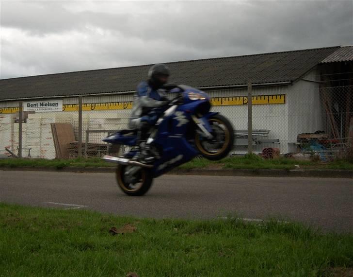 Yamaha R1 billede 11