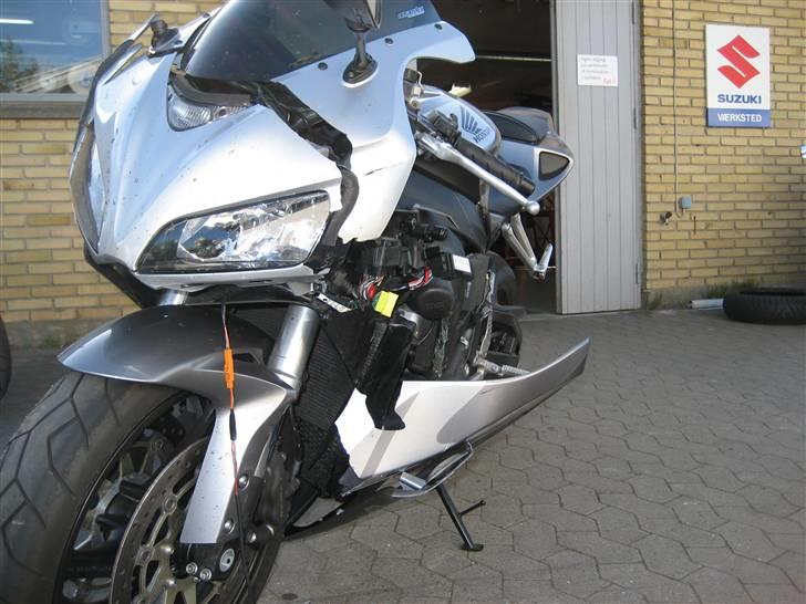 Honda CBR1000rr (Solgt) - av det gør ondt, men det er dov kun kåben der har taget skade,og mig. billede 6
