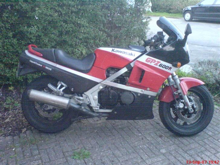 Kawasaki GPz600R/GPZ 600 R/ZX600A Solgt :-( - Så kom der en ´ny´ kåbe på, med originale stafferinger på. Så passer linierne bedre på cyklen. billede 10