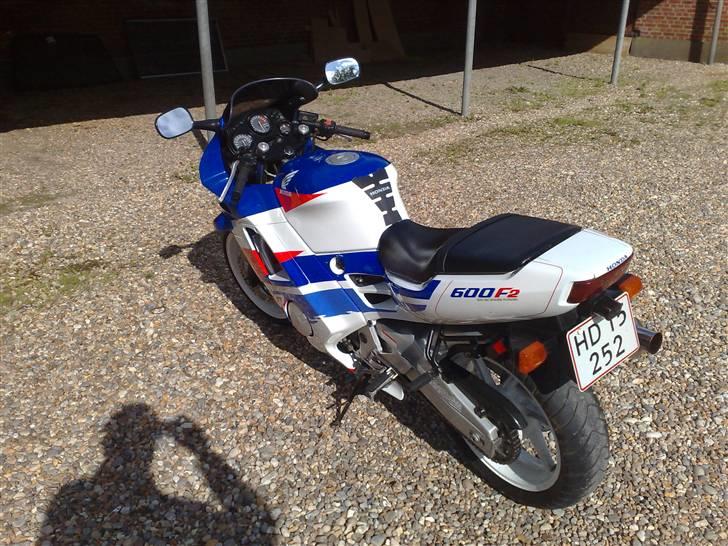 Honda CBR 600 F2 - her er en række billeder, et par uger efter afhentningen af min nye mc. (gårds pladsen hos en kammerat) billede 2