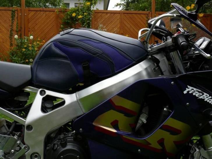 Honda CBR 900 RR Solgt - Mit bagster overtræk i passende farver billede 2
