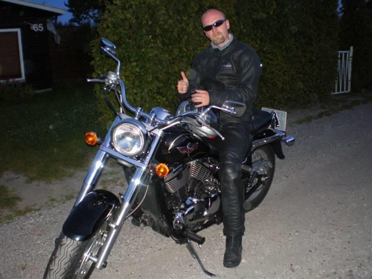 Kawasaki VN800 CLASSIC - En meget glad og tilfreds mig, på cyklen foran kolonihaven. billede 2