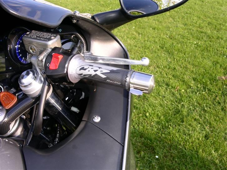 Honda CBR 1100   ( Solgt ) - Håndtag med CBR logo Samt Fartpilot styrende  billede 5