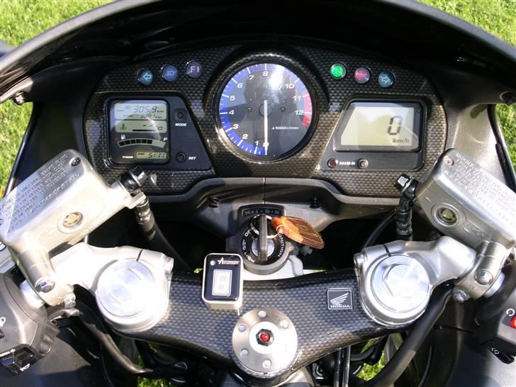 Honda CBR 1100   ( Solgt ) - Indstrumentbord/brillebro i cabon look og en Gearindikator billede 12