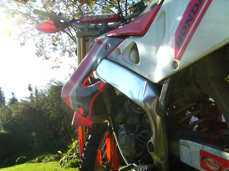 Honda CR 125R - sad og kede mig så poleret stellet lidt hehe billede 4