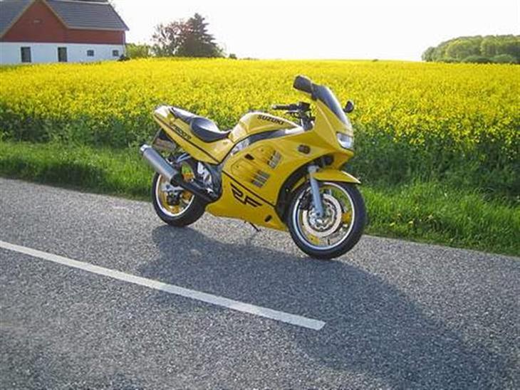 Suzuki RF 400 - Det den forrige ejer der har taget dette billede. Jeg skal nok snart få taget nogle selv :o) billede 1