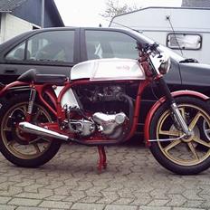 Norton 750 Feather bed