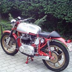 Norton 750 Feather bed