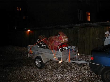 Ducati 750 PASO - PASO´en ankommer til vores domicil, og bliver modtaget af en velkomst komite bestående af mine 2 sønner. Det varede kort, for de syntes at det var alt for koldt til at beundre mit nye legetøj. billede 19