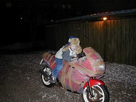 Ducati 750 PASO - Min yngste skulle lige prøve om han kunne passe den. Det mente han at han kunne. billede 18