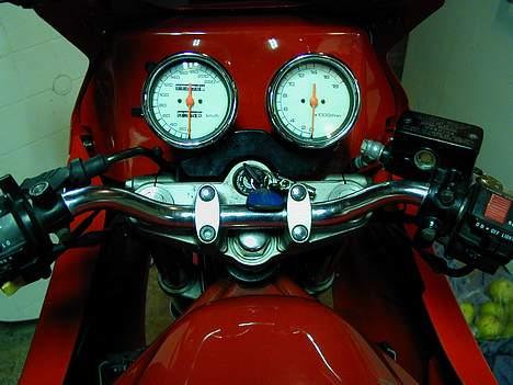 Suzuki GSF 400 Bandit - Det speciele instrumentbord som stort set har set sådan ud siden 70´erne  billede 4