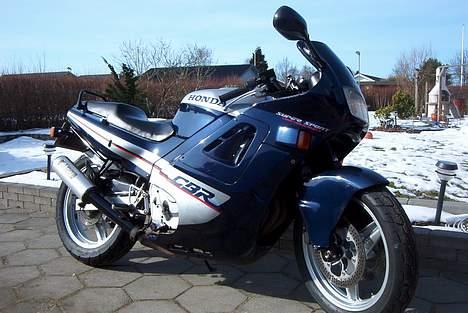 Honda cbr 600 - Her er så min første mc. Efter man har polleret på den i 10 timer... billede 1