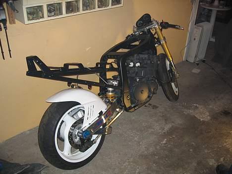 Suzuki gsxr 750 (solgt) - D. 9/3-05 jaja så nåede jeg så langt :) billede 3