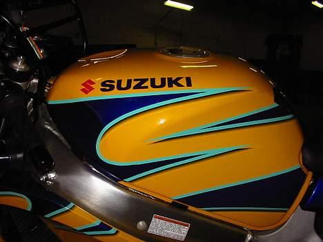 Suzuki GSX-R 600 - så fik jeg den hjem.. beklager de lidt mørke billeder.. skal nok tage nogle flere.. bedre... billede 2