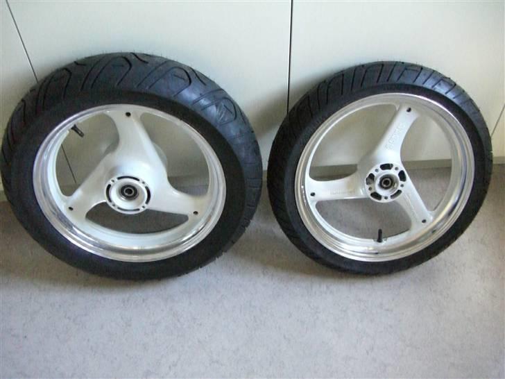 Suzuki GSX 600 F (Totaltskadet) - nye fælge inden montering billede 4