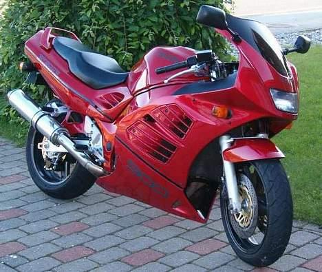 Suzuki RF900R - RF´eren fra en god vinkel billede 3