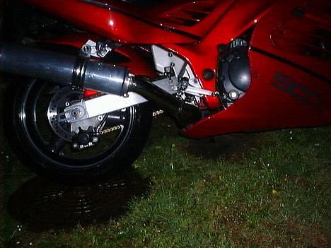 Suzuki RF900R - Udendørs - nyvasket og køreklar billede 4