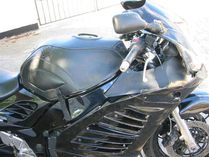 Suzuki RF 900 R "solgt - R.I.P" - Væltede d. 15 maj, hvilket desværre resulterede i at RF´en blev totalskadet billede 1