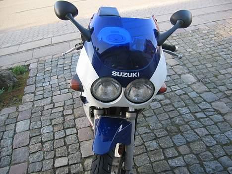 Suzuki GSX-R 250 [Solgt] - Den er fræk med det blå kåbeglas billede 4