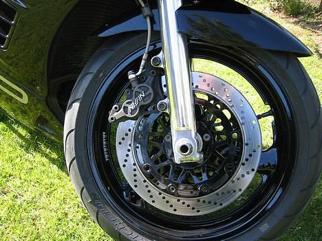 Suzuki RF 900 R "solgt - R.I.P" - Polerede forgaffelben og nymalede (blanksort med blåmetal)fælg samt skiver billede 4