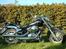 Kawasaki VN800 CLASSIC - Cyklen i fuldt flor foran naboens hæk.