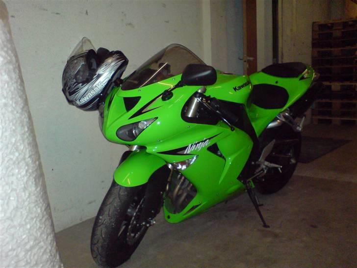 Kawasaki zx10r - den kan heldigvis osse stå indendørs mens jeg er på arbejde  billede 4