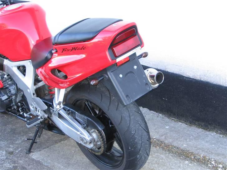 Honda cbr 900 rr (solgt)  - Det hvide honda mærke skal af. Skulle man montere klar lygte med indb. blink?? billede 8