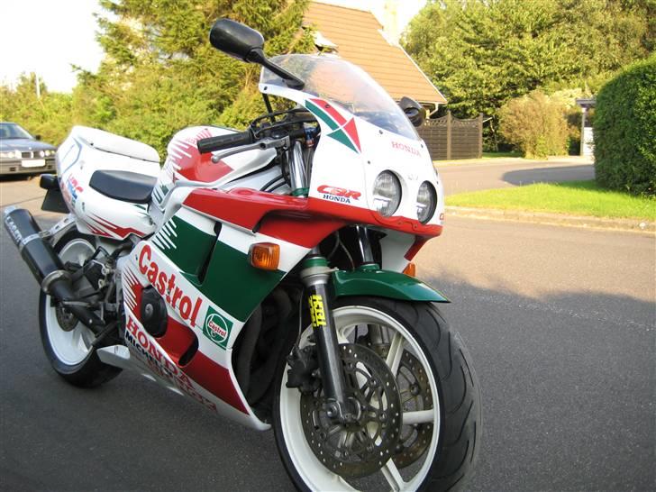 Honda CBR 400 RR billede 1