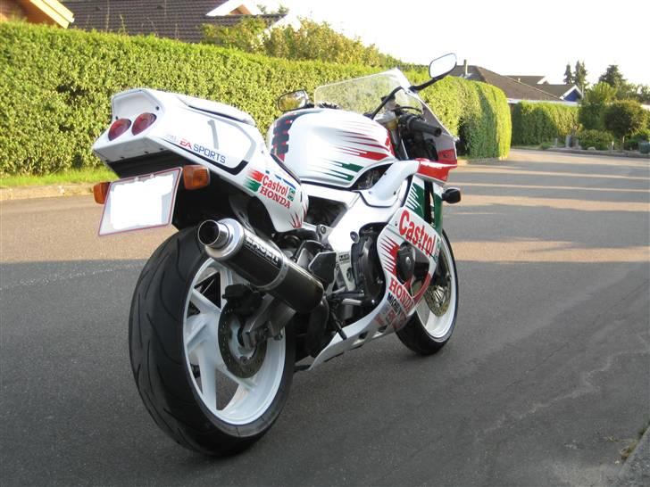 Honda CBR 400 RR billede 2