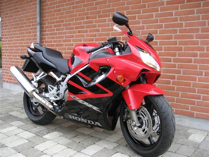 Honda CBR 600 F4i (Solgt) - et af de første billeder af hun er hjemme... billede 1