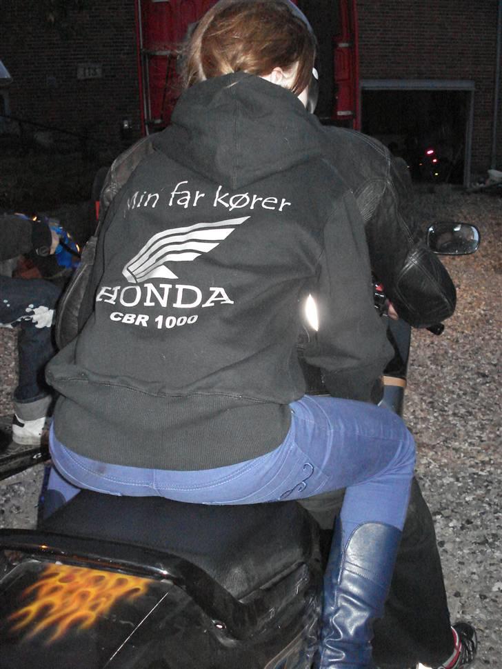 Honda cbr 1000f  *solgt* - hun var naturligvis ikke med ude at køre i den mondering og uden hjelm osv. kun til ære for fotografen. :-) billede 16