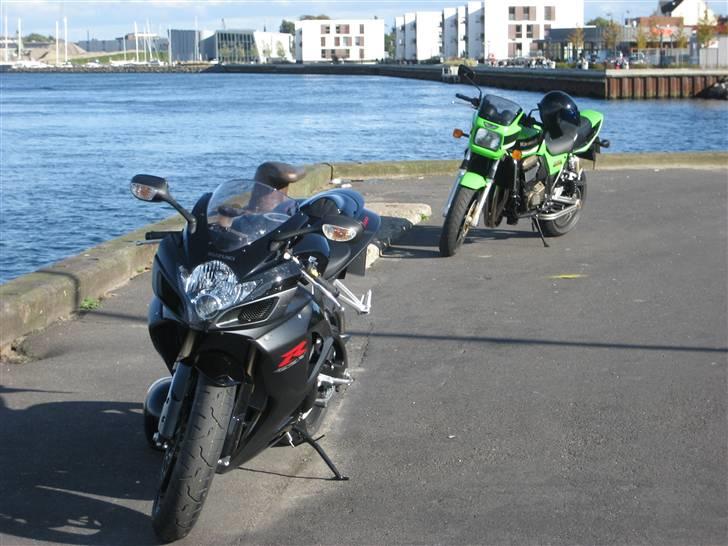 Suzuki Gsxr-600 k7 "SOLGT" - Kærestens mc i baggrunden  billede 4