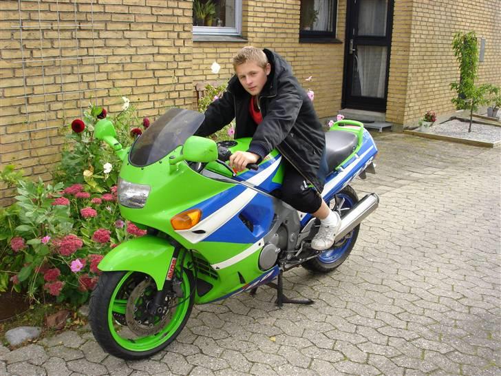 Kawasaki ZZR 600    * solgt * - Min søn vil rigtig gerne have sådan en, men han må vente nogle år.. billede 12