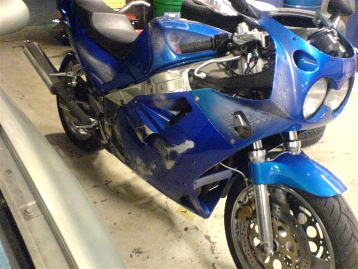 Yamaha fzr 750r - ser ikke så slemt ud, men skadet for ca 50000, hvis den skulle laves normalt billede 10