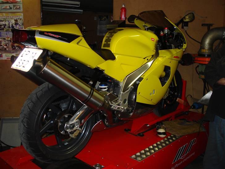 Aprilia RSV MILLE SOLGT - på rullefelt hos michael jansberg 114 hk og 99 nm billede 4