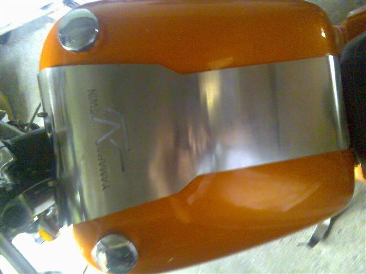 Yamaha TR1 "XV1000" (solgt) - Dækplade fremstillet af rustfri stålplade med logo og yamaha navn udskåret med laser. billede 6