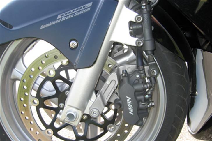 Honda CBR 1100 Super Blackbird - Dual bremser - når der bremses kraftigt på forbremsen sendes tryk om til bagbremsen billede 8