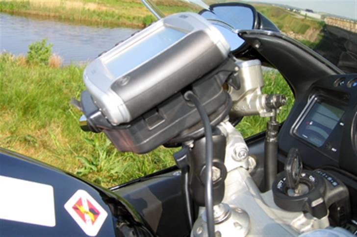 Honda CBR 1100 Super Blackbird - Garmin Zümo 550 monteret i hullet i kronrøret og tilsluttet batteriets 12 V billede 11