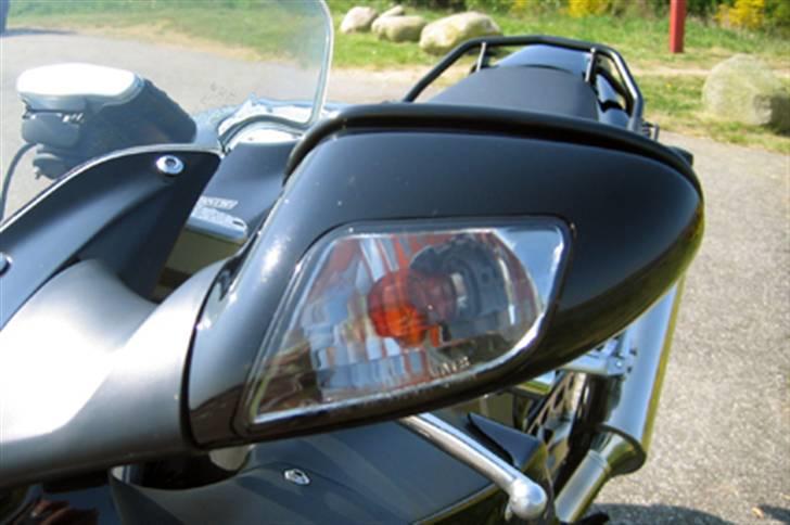 Honda CBR 1100 Super Blackbird - Tonet blinklysglas i for - også monteret i bag billede 12