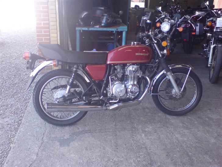 Honda     CB 400 Four  Solgt - Sådan stod den da jeg købte den. Lidt et pragt eksemplar billede 3