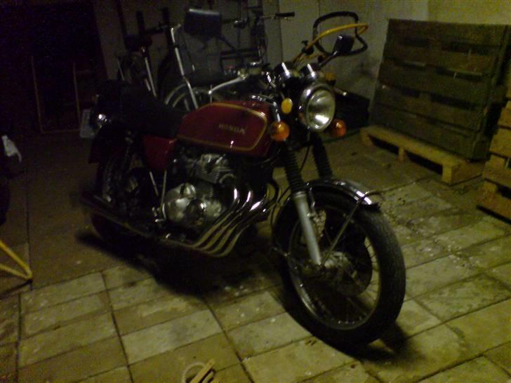 Honda     CB 400 Four  Solgt - Her står hun i læ for natten, ved det er mørkt, men hun lyser jo nærmest op:P billede 7