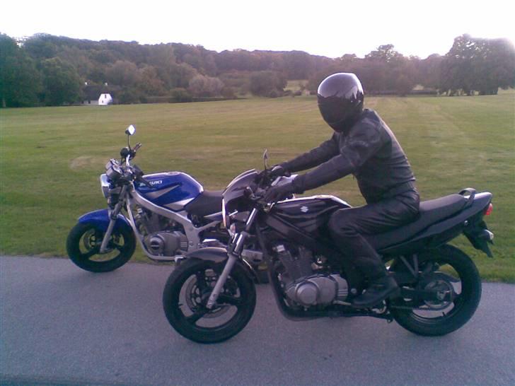 Suzuki GS 500 K4 - Her holder den ved siden af sin fætter billede 8