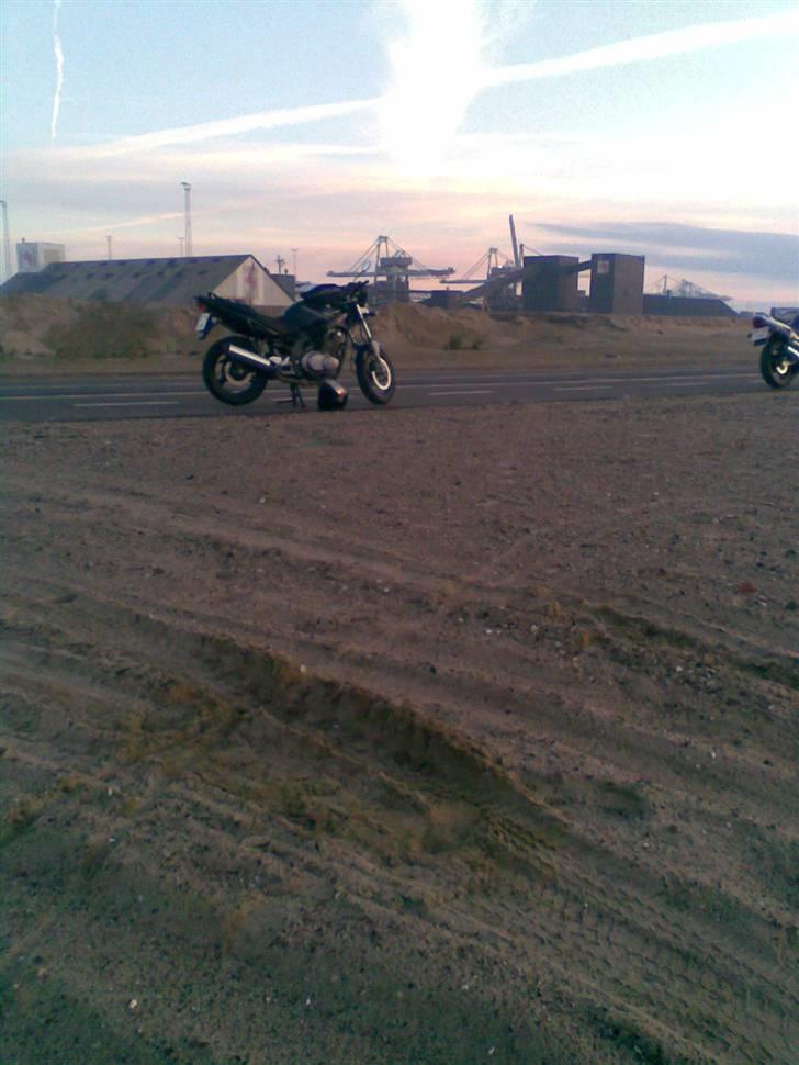 Suzuki GS 500 K4 - Ude i det hårde havnemiljø billede 11