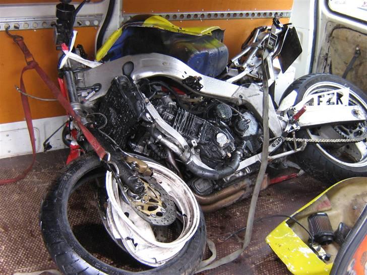 Yamaha FZR 1000  > DØD <> SOLGT< - Cyklen døde d 23 / 9 - 07: http://www.motorcykelgalleri.dk/html/alb_vis.asp?AlbumID=3452 billede 9