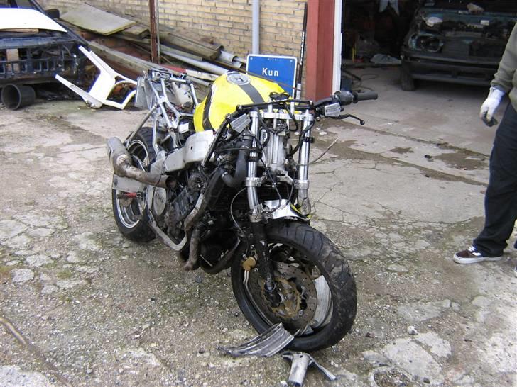 Yamaha FZR 1000  > DØD <> SOLGT< - Cyklen døde d 23 / 9 - 07: http://www.motorcykelgalleri.dk/html/alb_vis.asp?AlbumID=3452 billede 10