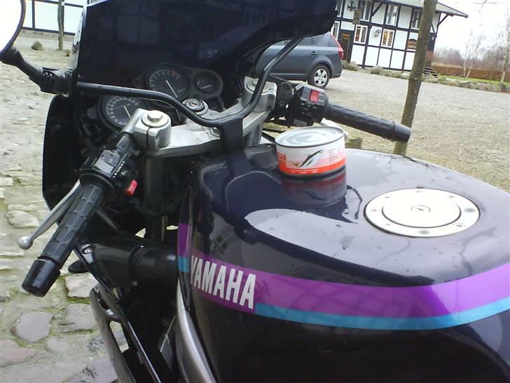 Yamaha FZR600 - Der skulle lige invisteres i noget tun til Yamsen. Så sparker den sku røv!  billede 1