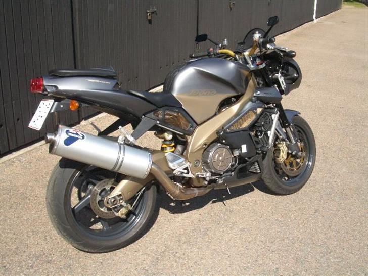 Aprilia RSV 1000 Tuono - lækker røv billede 11