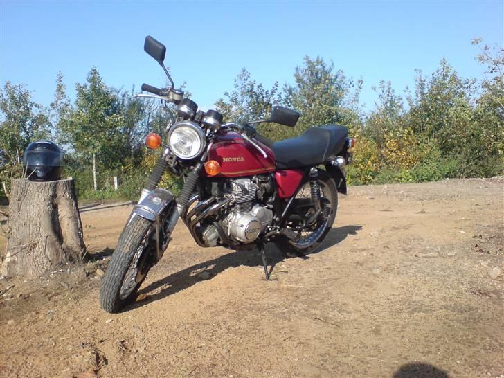 Honda     CB 400 Four  Solgt - Ved ikk om det er så tydligt, den savler lidt billede 9