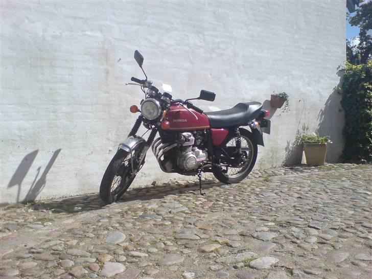 Honda     CB 400 Four  Solgt - Venter på arbejdspladsen, var lige nødt til at snige mig ud og tage et billede:D billede 17